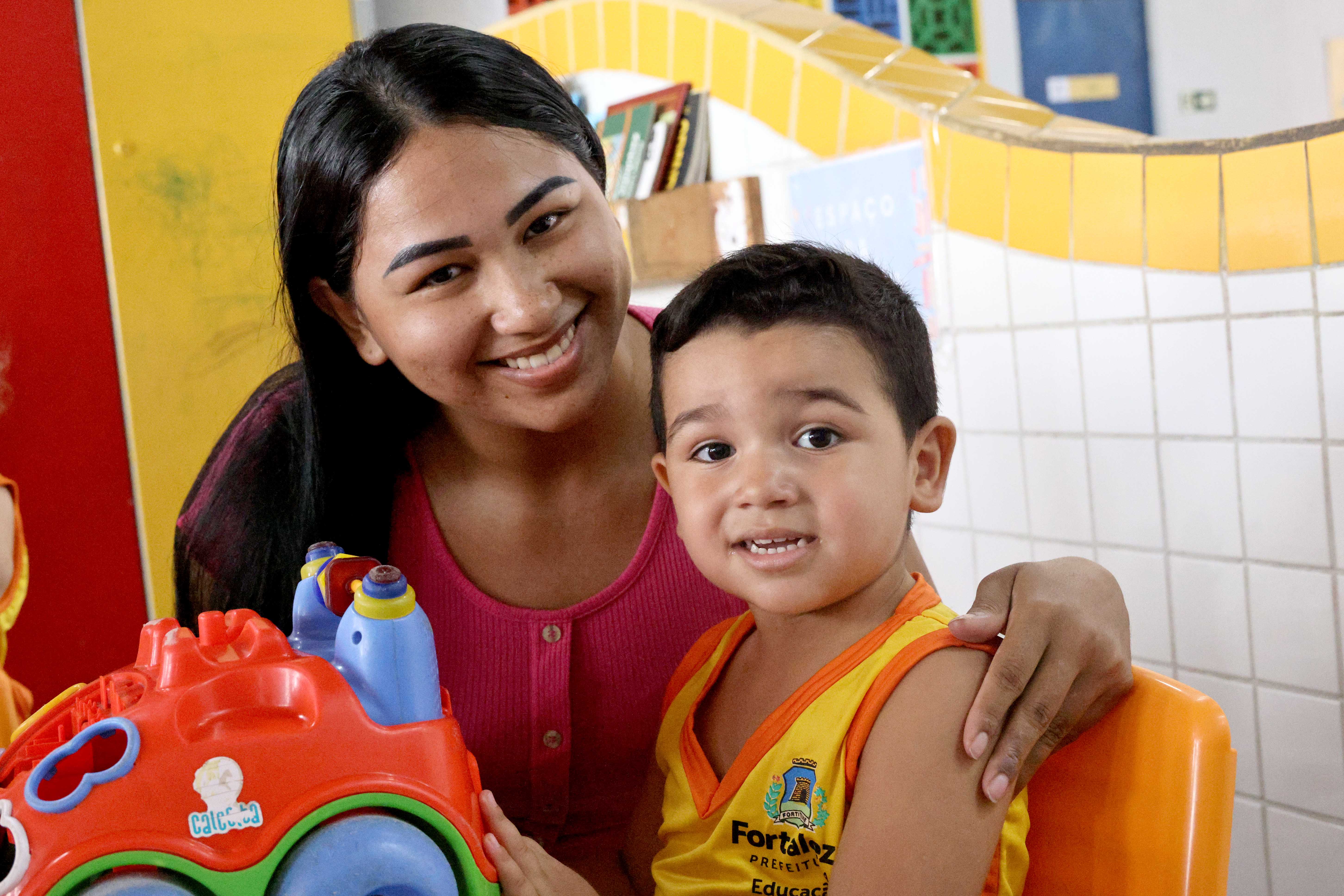 Mãe e criança na escola